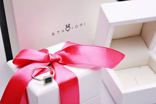 Złoty pierścionek PBD1910 - Diament na Arena.pl