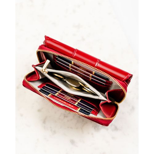 bordowy, poziomy portfel damski wykonany z lakierowanej na Arena.pl