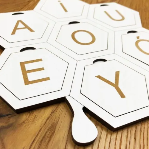 Samogłoski - plaster miodu na Arena.pl