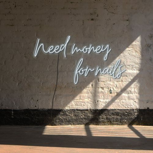 Napis LED Need Money For Nails na Arena.pl