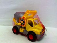 Samochod betoniarka w siatce zolty 0797