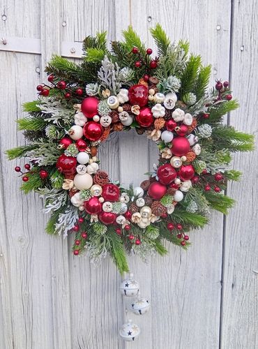 Wianek świąteczny 50 cm czerwony z białymi dzwonkami i zimowymi dodatkami na Arena.pl