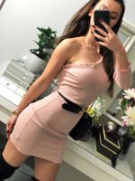 Joanne dopasowana prążkowana sukienka w kolorze pudrowego różu