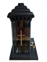 ZNICZ SZKLANY KAPLICZKA KWADRAT CZARNA Z ZŁOTYM KRZYŻM I KALIĄ 32 CM