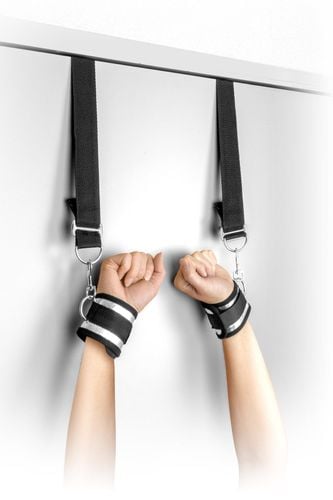 door hanging handcuffs na Arena.pl