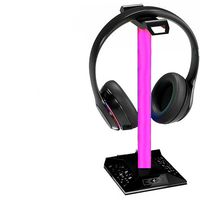 Podświetlany na różowo stojak na słuchawki