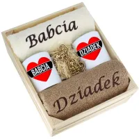 PREZENT DLA BABCI I DZIADKA KOMPLET RĘCZNIKÓW I KUBKÓW W SKRZYNCE POLSKI
