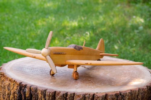 Duży model samolotu "Supermarine Spitfire" na Arena.pl