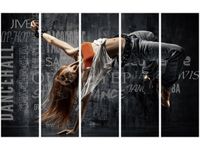 OBRAZ DZIEWCZYNA TAŃCZĄCA BREAKDANCE