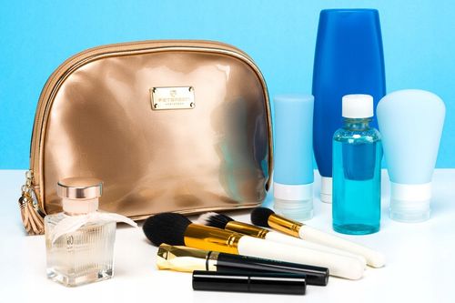 kosmetyczka podróżna w złotym kolorze z wodoodpornego materiału na Arena.pl