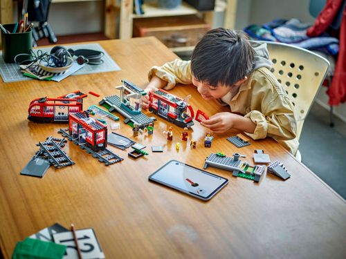 LEGO City 60423 Tramwaj miejski ze stacją - 811 elementów dla dzieci +7 na Arena.pl