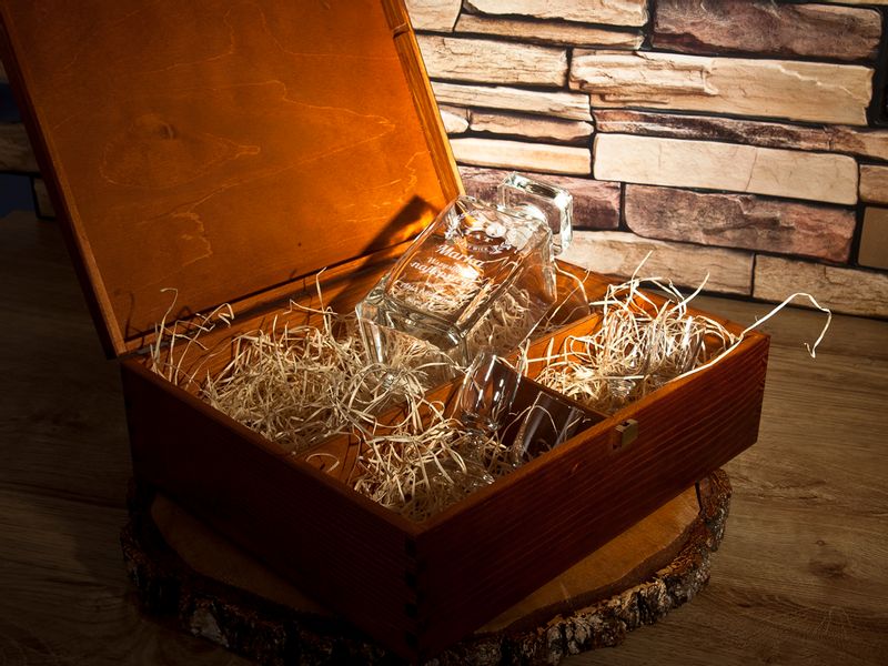 KARAFKA z 4 kieliszkami w etui ROCZNICA ŚLUBU prezent 20 25 30 35 40 50 60 zdjęcie 2