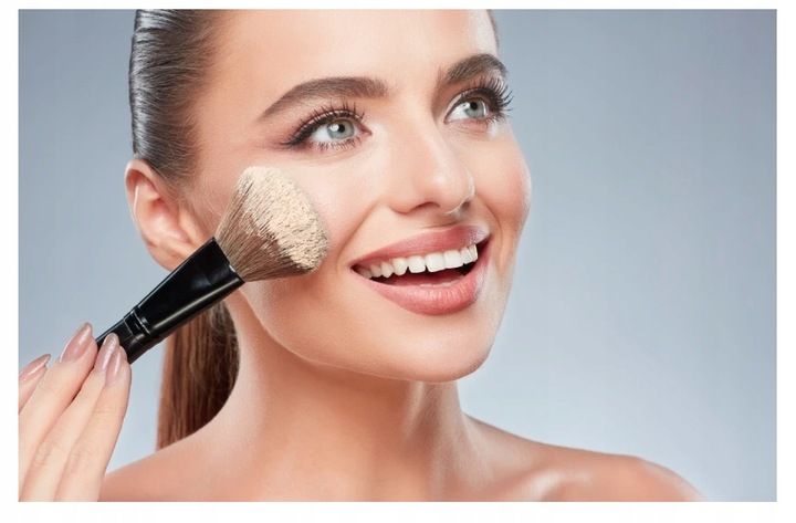 MAYBELLINE PUDER MATUJĄCY Z GĄBECZKĄ I LUSTERKIEM FIT ME 220 NATURAL zdjęcie 2