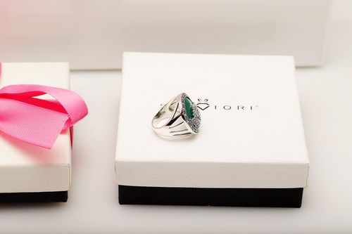 srebrny dostojny pierścionek z agatem i markazytami na Arena.pl