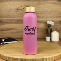Różowa butelka aluminiowa z bambusową zakrętką z Twoim nadrukiem