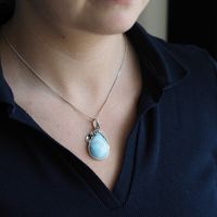 Zawieszka - larimar srebrze oksydowanym z liśćmi