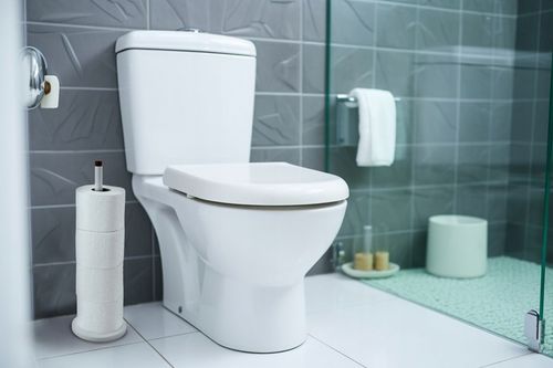 Stojak na papier toaletowy zapasowy do WC na 4 rolki biały bambus Yoka na Arena.pl