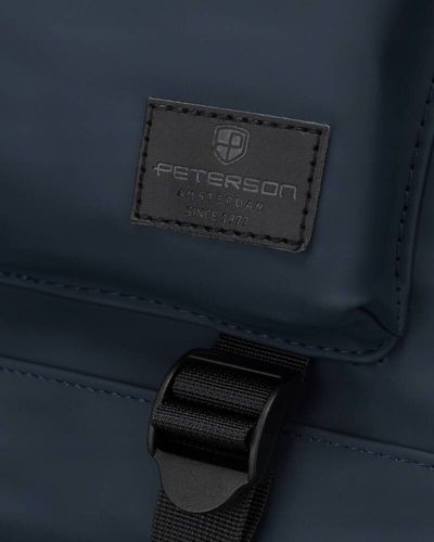 miejski, pojemny plecak typu roll-top w granatowym kolorze z zewnętrzną na Arena.pl