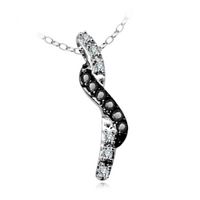 piękny wisiorek z czarnymi i białymi diamentami w białym złocie