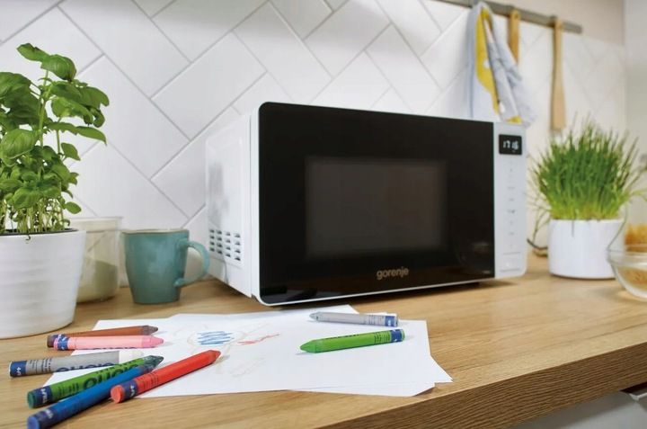 Kuchenka mikrofalowa Gorenje MO20A4W 800W 20L + Czajnik K17PLBW 2200W 1,7l zdjęcie 14