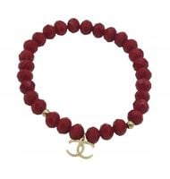 Bransoletka z czerwonych koralików z zawieszką podwójne C w kolorze złotym