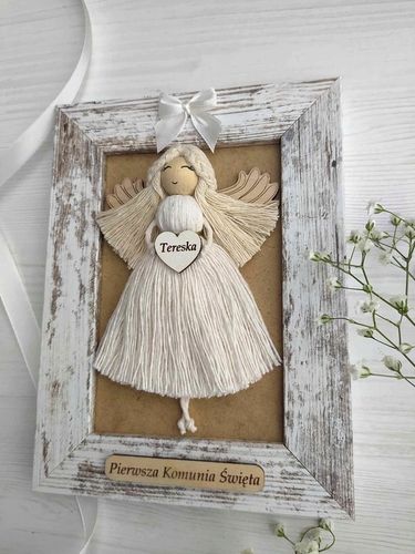 ANIOŁEK MAKRAMA W PRZECIERANEJ RAMCE NA PIERWSZĄ KOMUNIĘ I CHRZEST PAMIĄTKA na Arena.pl