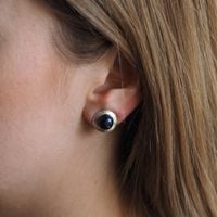 Klipsy - Perły czarne koło 8 mm w srebrze młotkowanym