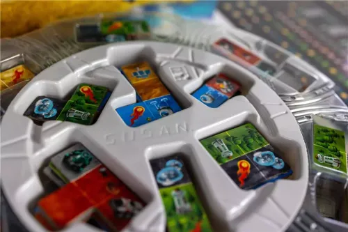 Strategiczna gra planszowa - Niezbadana planeta - Zbuduj najlepszą planetę na Arena.pl