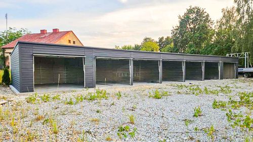 Rząd garaży 24x5,5m 7x brama uchylna antyracyt - dach spad w tył TS871 na Arena.pl