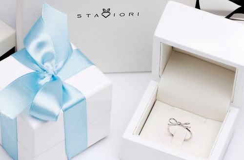 pierścionek - kokardka z białego złota z diamencikiem na Arena.pl