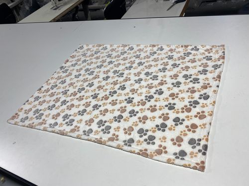 koc polarowy 70x50 cm łapy jasne na Arena.pl