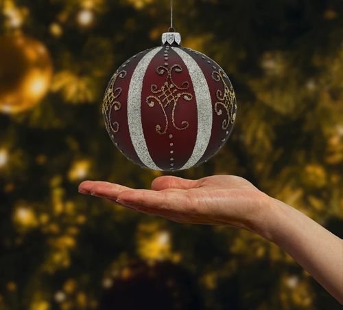 Bombka czerwona z eleganckimi srebrnymi zdobieniami na Arena.pl