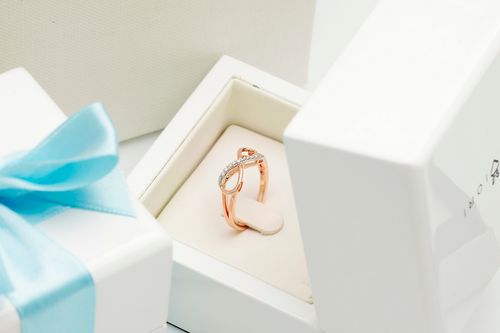 pierścionek nieskończona miłość z różowego i białego złota z diamentami na Arena.pl