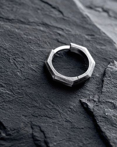 Srebrny kolczyk BRUTAL na Arena.pl