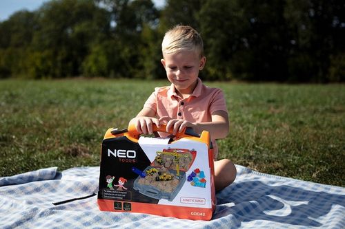 Plac budowy piasek kinetyczny dźwig pojazdy budowlane zabawka w walizce NEO na Arena.pl
