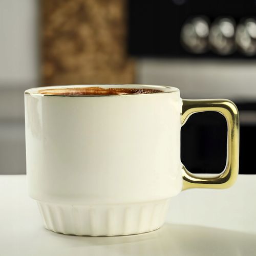 CERAMICZNY KUBEK NA KAWĘ HERBATĘ KREMOWY ZDOBIONY ZE ZŁOTYM UCHEM 320ML na Arena.pl