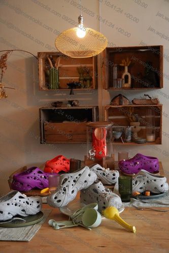 Crocs Damskie Wygodne Lekkie Buty Chodaki Klapki Caged 211141 Clog 38-39 na Arena.pl