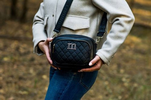 MONNARI Zgrabna pikowana czarna torebka listonoszka Regulowany pasek na Arena.pl