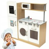 Drewniana kuchnia dla dzieci z tablicą do pisania