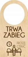 ZAWIESZKA NA DRZWI KLAMKĘ drewniana grawerowana trwa zabieg proszę czekać