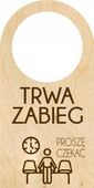 ZAWIESZKA NA DRZWI KLAMKĘ drewniana grawerowana trwa zabieg proszę czekać