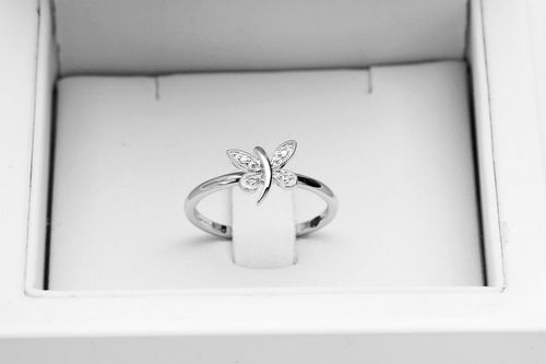 pierścionek motylek z białego złota z diamentem na Arena.pl