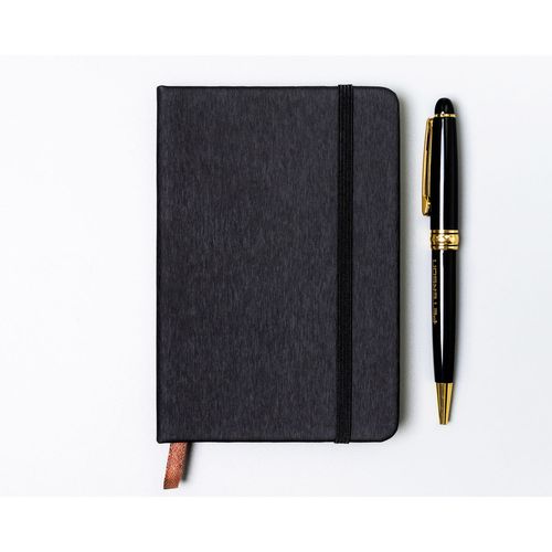 czarny notes w formacie a6 zadrukowany w kropki, wyposażony w gumkę z na Arena.pl