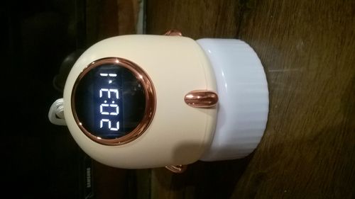 Lampka nocna z projektorem i zegarem - ecru/beż na Arena.pl