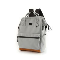 szary, pojemny plecak damski z portem usb zawieszony na regulowanych