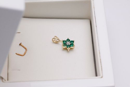 złoty wisiorek kwiatek - szmaragdy i brylant na Arena.pl
