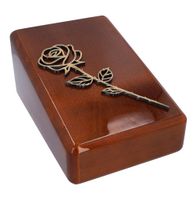 Drewniana urna kremacyjna z różą