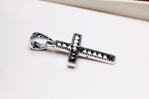 Srebrny krzyżyk Staviori na Arena.pl