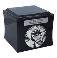 Urna tematyczna dla pływaka Czarny / Wzór1 / Tabliczka