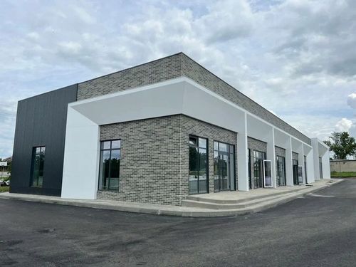 Próbki kolorystyczne cegieł AMK na siatce na Arena.pl